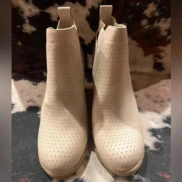 Dolce Vita DV Gerdy Booties Ankle Boots Wedge Heel Beige Size 7.5 & 7 NEW - Picture 6 of 8